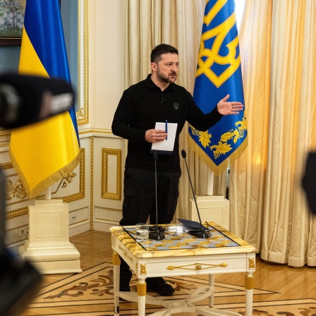 Volodymyr Zelenskyy hält eine Pressekonferenz