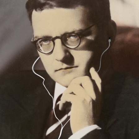 Montage: Schostakowitsch mit Kopfhörern