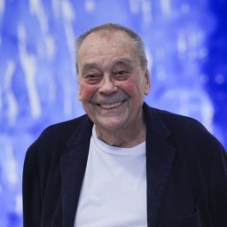 Archivaufnahme von 2024: Künstler Günther Uecker steht vor einem Entwurf für das Projekt "Lichtbogen", ein Entwurf neuer Kirchenfenster für den Schweriner Dom.
