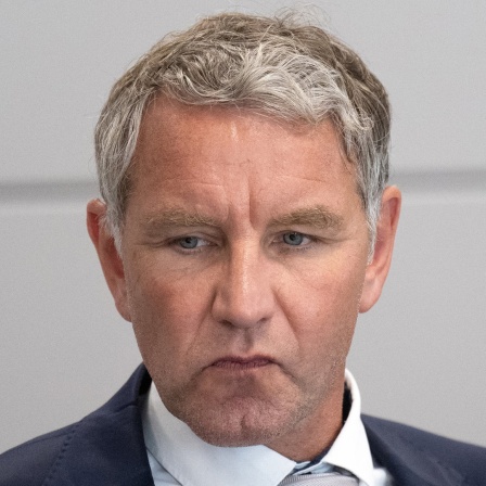 Björn Höcke, Vorsitzender der Thüringer AfD, sitzt nach einer Verhandlungspause im Landgericht Halle/Saale. 