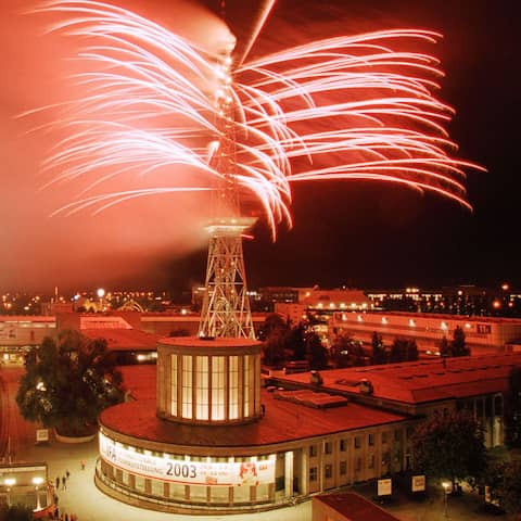 Feuerwerk am Funkturm über dem Messegelände (Quelle: dpa/Caro/Ruffer)