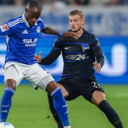 Schalkes Christopher Antwi-Adjei im Duell mit Herthas Michael Cuisance