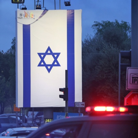 Eine große israelische Flagge hängt an einer Straßenkreuzung in Jerusalem (Israel).