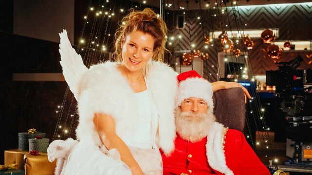 Flughafen-Weihnachtsmann Thorsten (Henning Baum) und seine Christkind-Kollegin (Xenia Tiling).