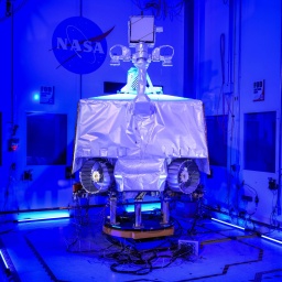 Der VIPER der NASA - kurz für "Volatiles Investigating Polar Exploration Rover" - steht zusammengebaut im Reinraum des Johnson Space Center der Agentur.