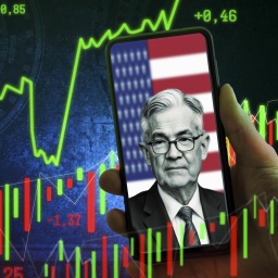 Jerome Powell, Chef der Federal Reserve System (FED), bzw. US-Notenbank auf einem Handy vor einer US-Flagge. Im Hintergrund werden Börsencharts angezeigt - Fotomontage

Aufnahmedatum Handy vor einer USA-Flagge. Symbolik Reden & Entscheidungen durch den Notenbank-Chef und Auswirkungen auf US-Dollar und Aktien. Fotomontage
