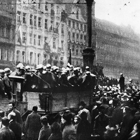 Hitler-Truppen auf Lastwagen inmitten einer Menschenmenge auf dem Münchner Marienplatz während des Hitlerputsches in München am 9. November 1923