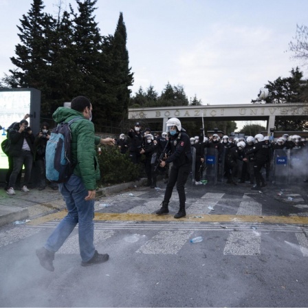 Türkische Bereitschaftspolizei stößt mit den Studenten der Bogazici Universität zusammen, als die Studenten gegen einen neu ernannten Rektor protestieren, der für seine Nähe zur türkischen Regierung und der Regierungspartei bekannt ist.