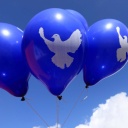 Blaue Luftballons mit der Friedenstaube als Aufdruck