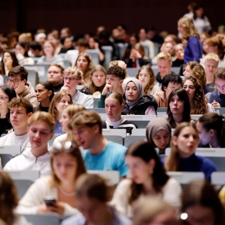 Studierende im grossen Hörsaal  der Uni Köln.
