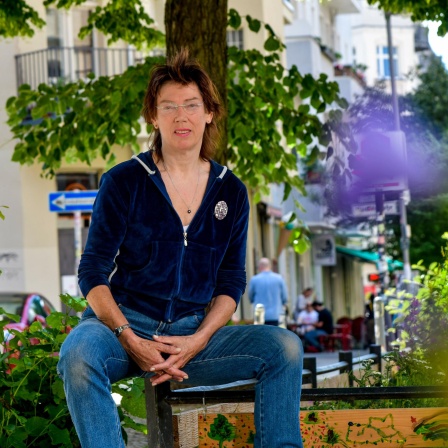Die niederländische Journalistin Annemieke Hendriks, fotografiert in sommerlich urbaner Umgebung in Berlin Friedrichshain. 