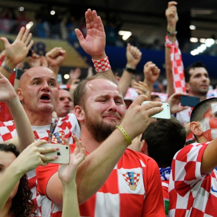 traurige, weinende kroatische Fußballfans
