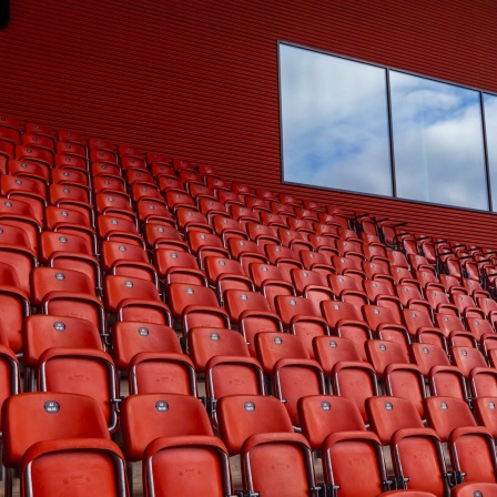 Leere Zuschauerränge in einem Stadion. Weder UEFA noch Super League haben etwas vom EuGH-Urteil, sagt Experte Thomas Kistner.