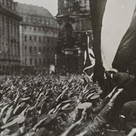 Menschenmenge bei einer nationalsozialistischen Versammlung in Dresden - Propagandabild