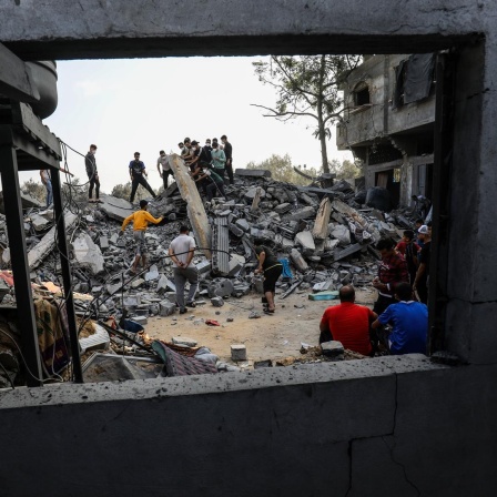 Zivilschutzteams und Anwohner starten eine Such- und Rettungsaktion rund um ein Haus das nach israelischen Angriffen auf den Gazastreifen zerstört wurde. 