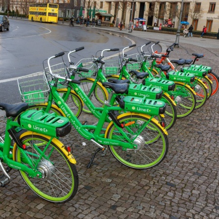 Lime-Leihfahrräder am Brandenburger Tor in Berlin