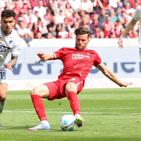 Der Freiburger Lucas Hoehler schießt im Fallen