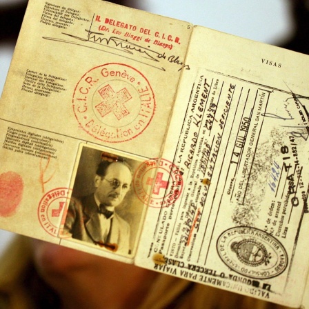 Der gefälschte Pass, den der hochrangige Nazi Adolf Eichmann alias &#034;Ricardo Klement&#034; bei seiner Einreise nach Argentinien verwendete; gezeigt im Holocaus-Museum von Buenos Aires