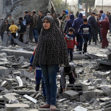 Rafah: Palästinenser überprüfen die Trümmer von Gebäuden, die durch israelische Luftangriffe beschädigt wurden. Foto: 

