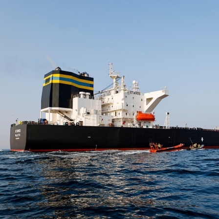 Aktivisten der Umweltorganisation Greenpeace demonstrieren im April 2024 in der Ostsee vor einem Schiff, das russisches Öl transportiert.