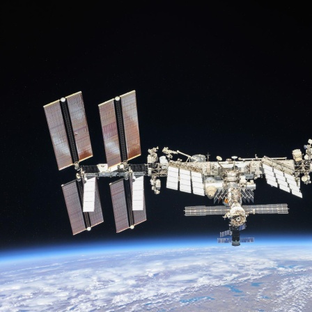 Die Raumstation ISS schwebend 