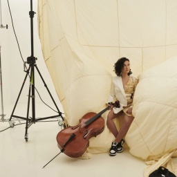 Die Cellistin und Sängerin Nesrine Belmokh.