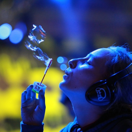 Festivalbesucherin mit Seifenblasen