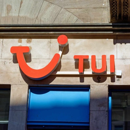 Schriftzug des Touristikkonzerns TUI an einer Hausfassade.