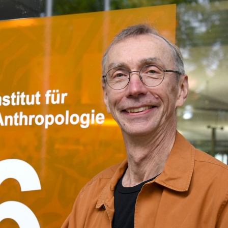 Der schwedische Wissenschaftler Svante Pääbo steht vor dem Max-Planck-Institut für evolutionäre Anthropologie in Leipzig.