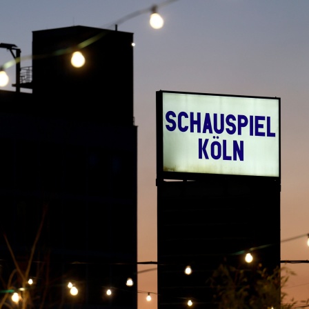 Der abendliche Blick auf ein Schild des Schauspiel Köln am Schauspiel Köln im Depot.