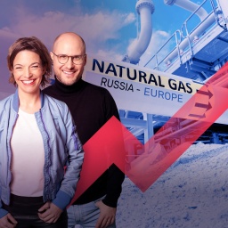 Auf dem Bild ist eine Gastleitung zu sehen, auf der &#034;Natural Gas Russia - Europe&#034; steht. Gasgeschäfte spülen Russland weiter Milliarden in die Kriegskasse. Auch Länder in Europa gehören zu den Kunden. Warum es keinen Import-Stopp gibt.