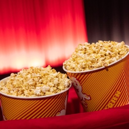 Popcorn steht zwischen den Sitzreihen in einem Kino im Cinestar Treptow.