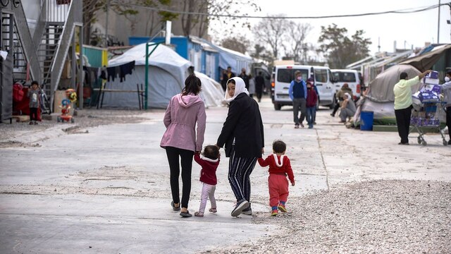 Eine Flüchtlingsfamilie läuft durch das Flüchtlingslager Eleonas in Athen
