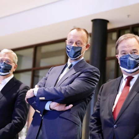 Die drei Kandidaten für den Bundesvorsitz der CDU Armin Laschet, (r-l) Friedrich Merz und Norbert Röttgen mit Masken bei einem Treffen der Jungen Union