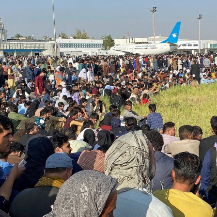 Menschenmenge am Flughafen von Kabul 