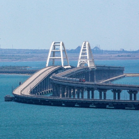 Ein Güterzug fährt über die Eisenbahnverbindung der Krim-Brücke, die das russische Festland und die Halbinsel Krim über die Straße von Kertsch verbindet. 