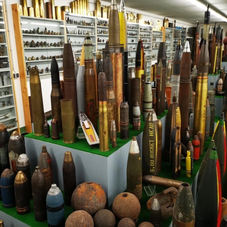 Sichergestellte und entschärfte Objekte vom Kampfmittelbeseitigungsdienst Sachsen. Zu sehen sind Bomben, Granaten und Munition in einem Bunker in Zeithain, in dem Lehrgänge stattfinden.