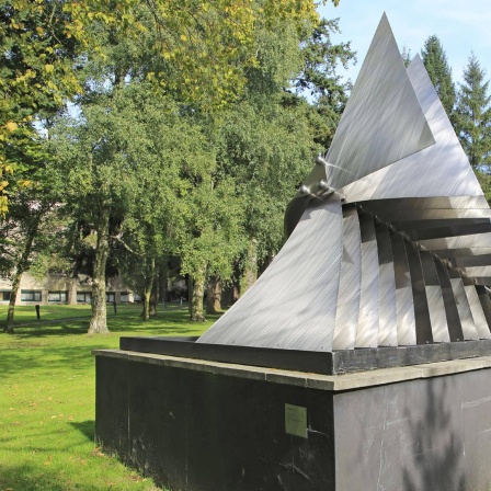 Eine Skulptur von 1982 aus rostfreiem Stahl der Künstlerin Liliane Lijin auf dem Campus der Universität East Anglia, Norwich, Norfolk, England