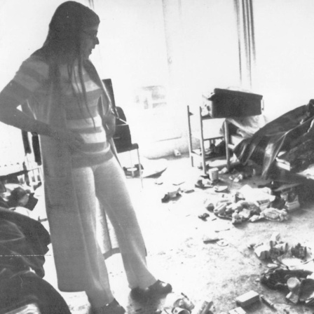 Ankie Spitzer, die Witwe des von arabischen Terroristen ermordeten israelischen Fechttrainers, steht am 09.09.1972 fassungslos in dem verwüsteten Raum des Münchner Olympischen Dorfes.