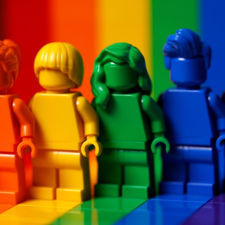 Das Lego-Set &#039;Jeder ist besonders&#039; zeigt Figuren und Klemmbausteine in den Farben der Progress-Pride-Flag und wird als eine Hommage an positives und warmherziges Denken und Handeln beworben.