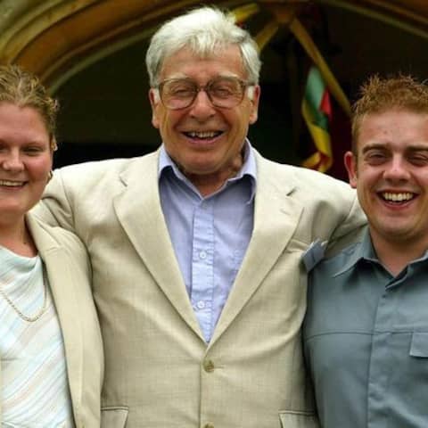 Louise Brown, das erste Retortenbaby, mit Bob Edwards (Mitte) und Alastair MacDonald (erster IVF-Junge) an Louises 25. Geburtstag 2003
