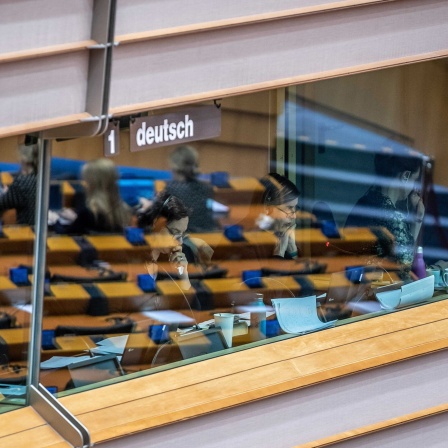 Dolmetscher übersetzten in ihren Kabinen die Debatten in der Sitzung. Europäisches Parlament Brüssel