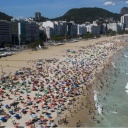 Rio de Janeiro, Brasilien: Menschen liegen in der Corona-Pandemie dicht an dicht am Strand von Copacabana.