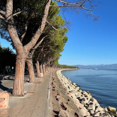 An einer Promenade in Peschiera del Garda ist der niedrige Füllstand des Gardasees erkennbar: Der Pegelstand ist etwa einen Meter niedriger als normal, wie die freiliegenden, andersfarbigen Felsbrocken zeigen.