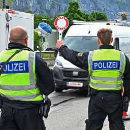 Grenzpolizisten mit Kelle an der bayerischen Grenze