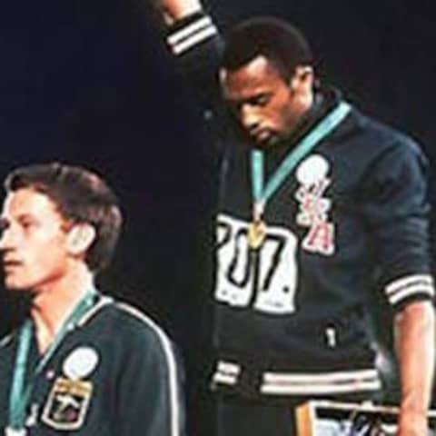 Tommie Smith und John Carlos zeigen den Black Power-Gruß bei den Olympischen Sommerspielen 1968
