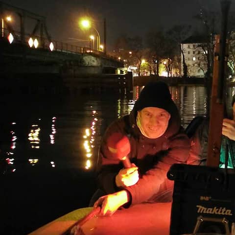 Frieder vom Angelpodcast Angebissen(links) und Hakan von Fischroute(rechts) auf einem Boot in Berlin Köpenick(Quelle: rbb)