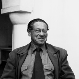 Lion Feuchtwanger in seiner Villa Paseo Miramar in Pacific Palisades, Kalifornien. Foto (Originalnegativ), 50er Jahre, von Eva Herrmann (19021978). Berlin, Sammlung Archiv für Kunst und Geschichte.