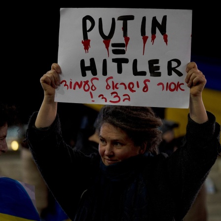 Eine Frau hält ein Plakat mit der Aufschrift «Putin = Hitler» bei einer Demonstration gegen den Einmarsch Russlands in die Ukraine. 