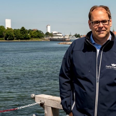 Mirko Spieckermann, Bürgermeister von Neustadt in Holstein, blickt in die Kamera. 